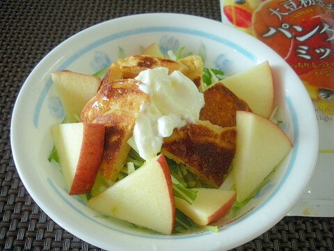 リンゴと水菜と大豆粉パンケーキのヨーグルトサラダ♪